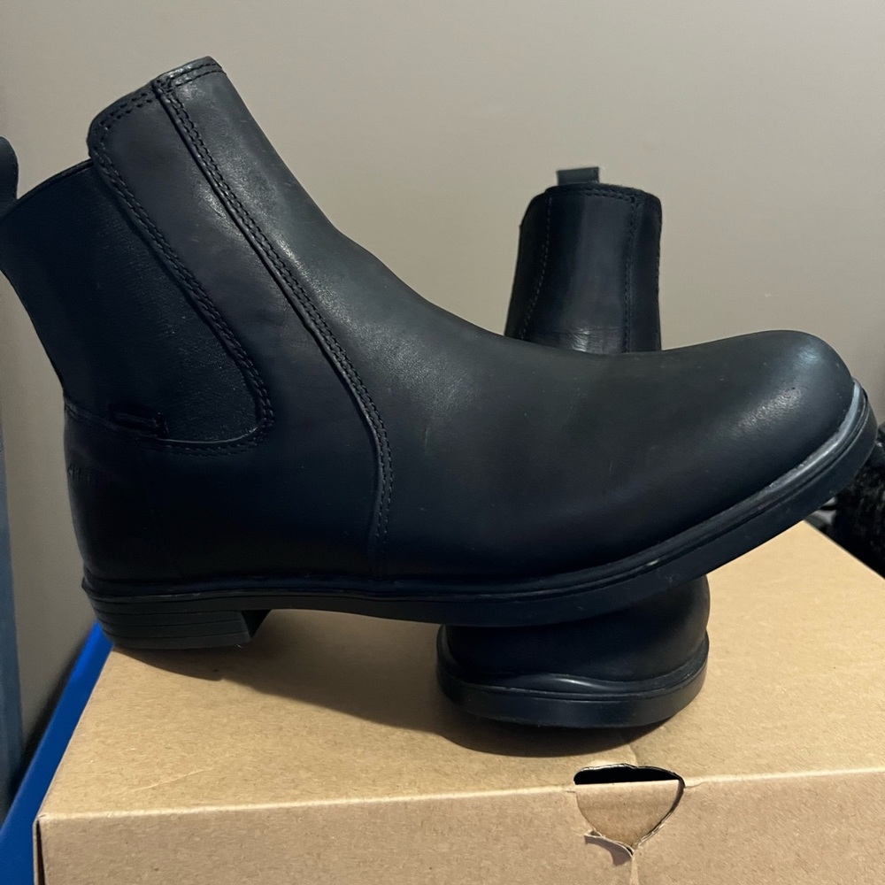 WOMENS size 8 Baffin Waterproof Leather Chelsea Boots